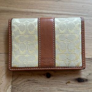 Small wallet card holder. Light yellow Coach Signature C